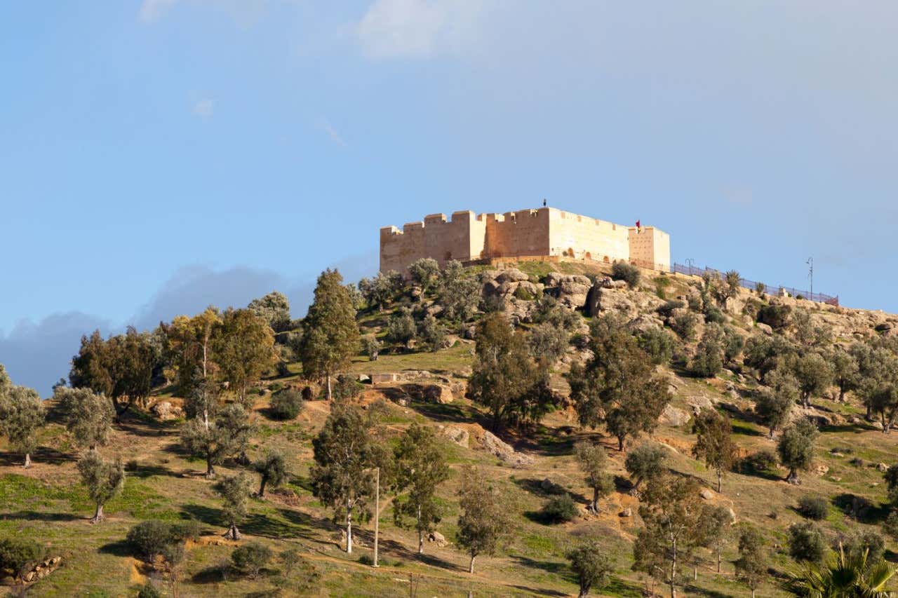 La forteresse de Borj Sud avec ses murs robustes vue en panorama sur une colline