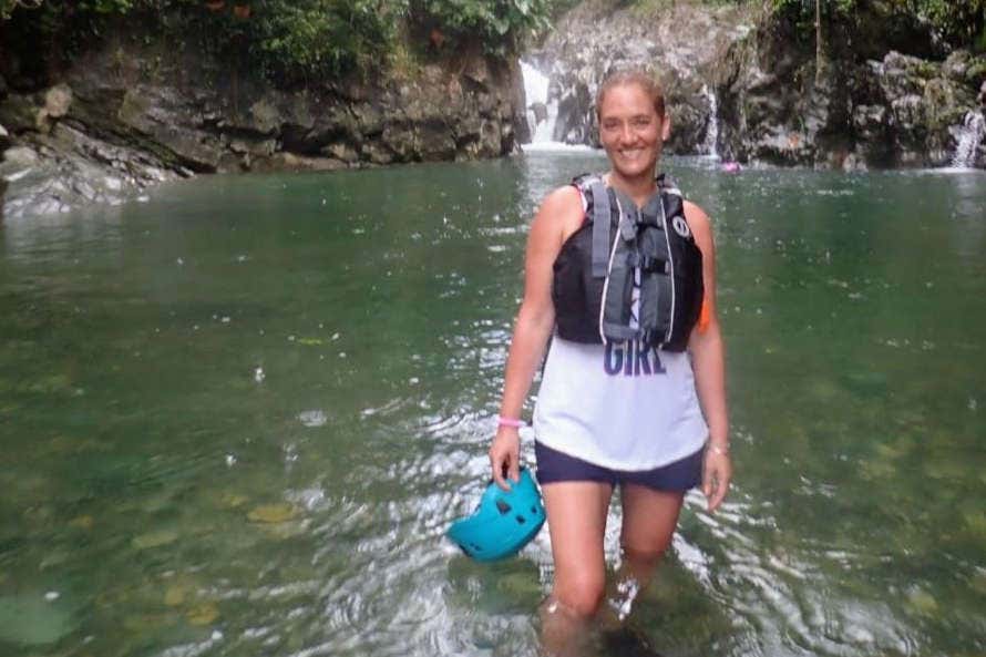 Karina en el río del Bosque Nacional El Yunque, San Juan Puerto Rico