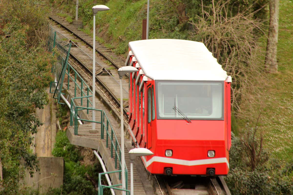 Cabina roja del funicular del mirador de Artxanda, uno de los lugares que hay que ver en Bilbao