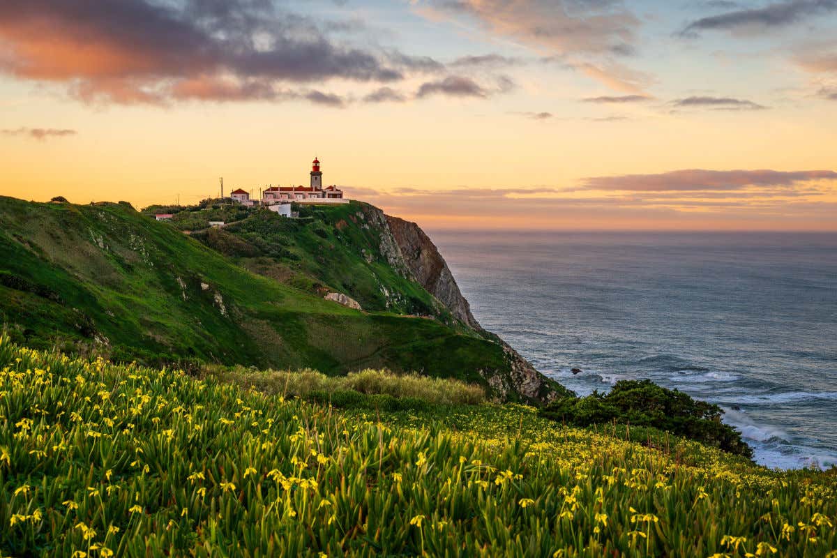 Atardecer en el Cabo da Roca, un acantilado con un faro con vistas al Atlántico