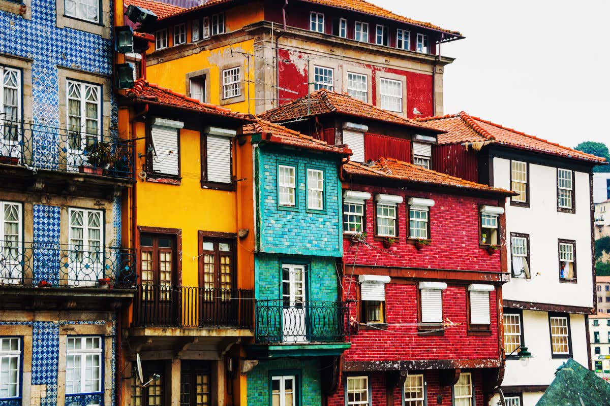 Casas decoradas con azulejos de vivos colores en Oporto