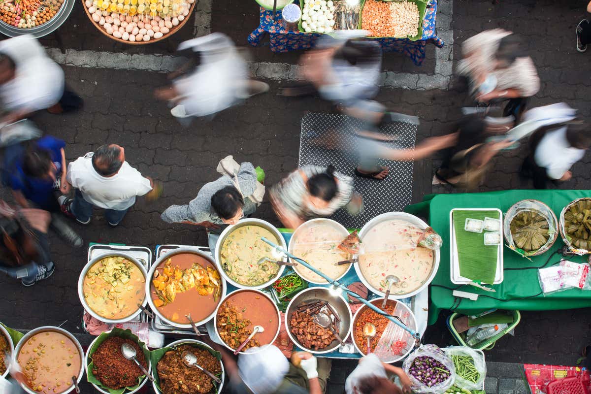 Vista de un puesto del mercado en Chinatown, el barrio chino de Bangkok