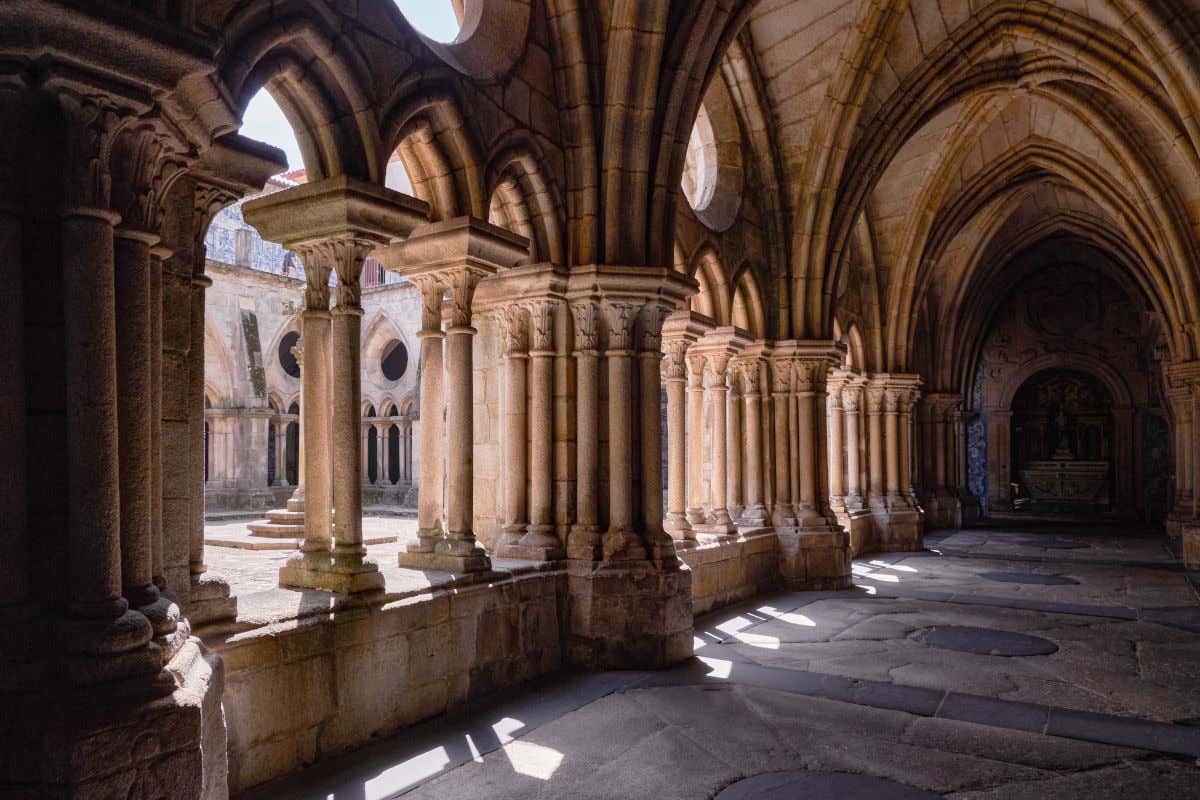 Pasadizo repleto de arcos del claustro gótico de una catedral