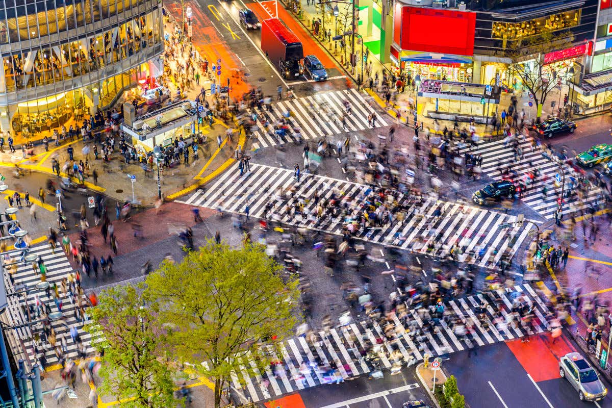 Vista aérea del cruce de Shibuya un paso de peatones de Tokio enormemente transitado y con numerosas calles interconectadas por pasos de cebra