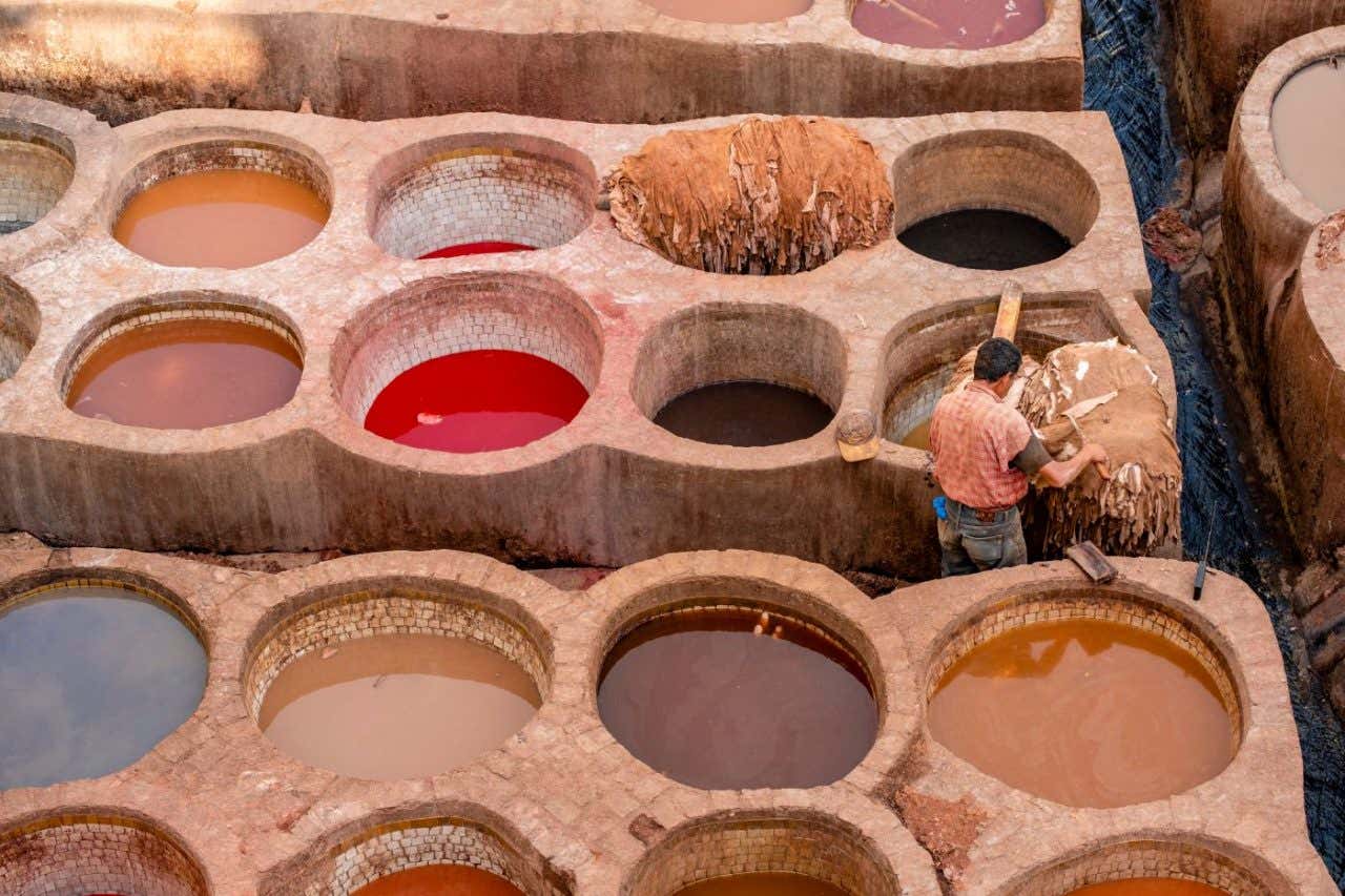Cubas de piedra con tintes naturales en la curtiduría Chouara