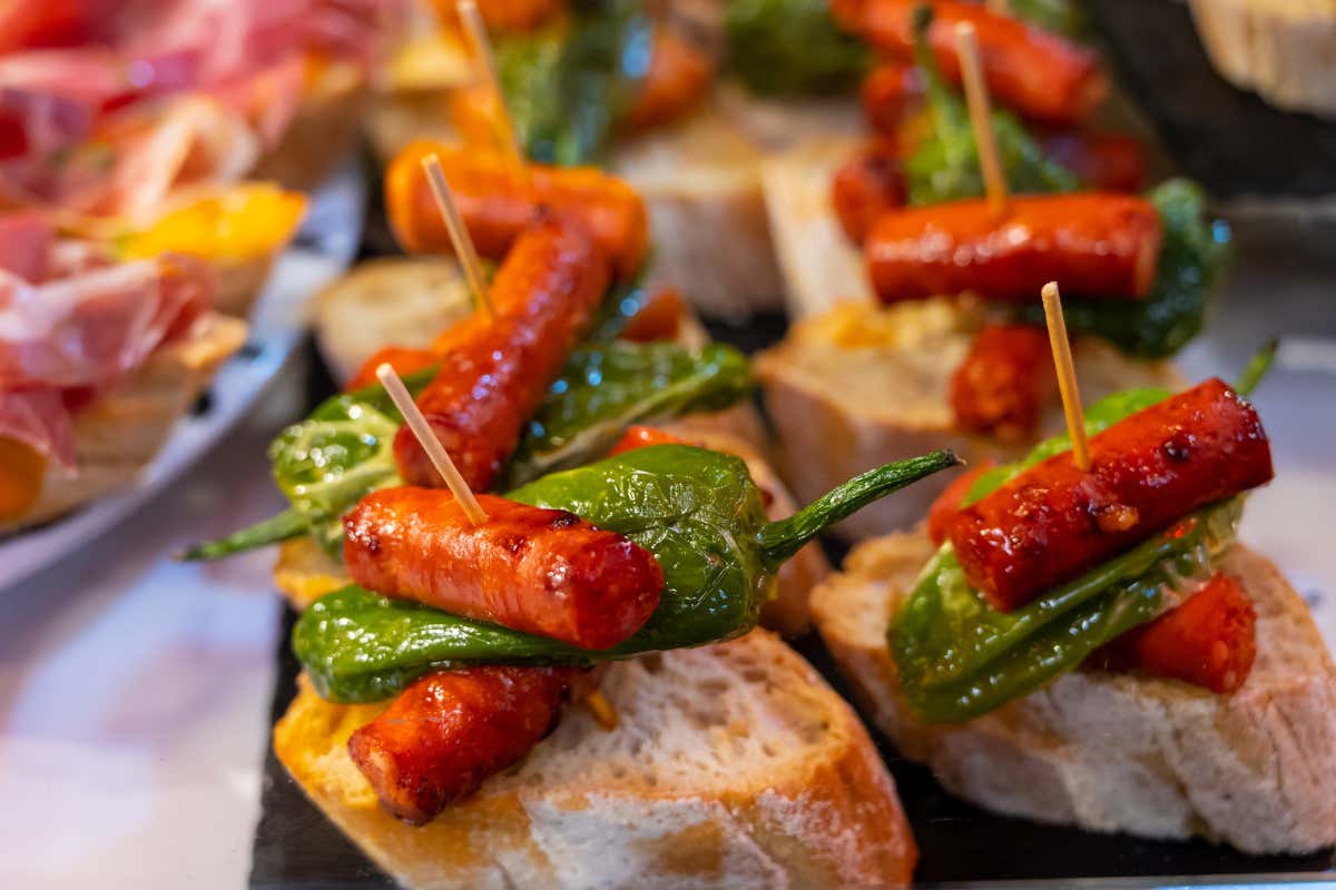 Detalle de unos pinchos de chistorra con pimientos