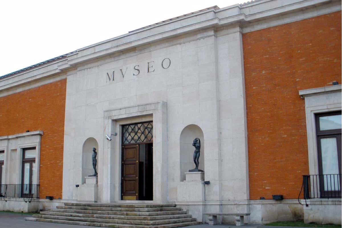 Fachada de un museo, con dos esculturas en su entrada principal