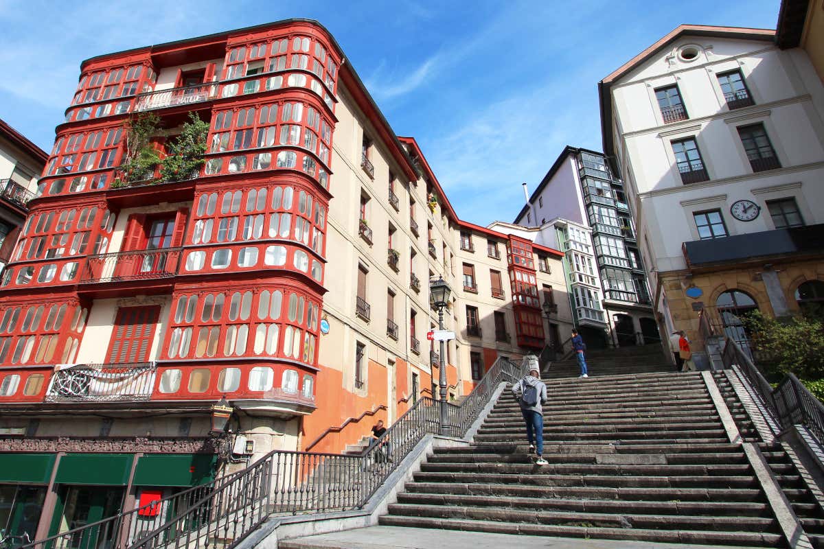 Un hombre subiendo las escaleras del Casco Viejo, uno de los lugares únicos que ver en Bilbao