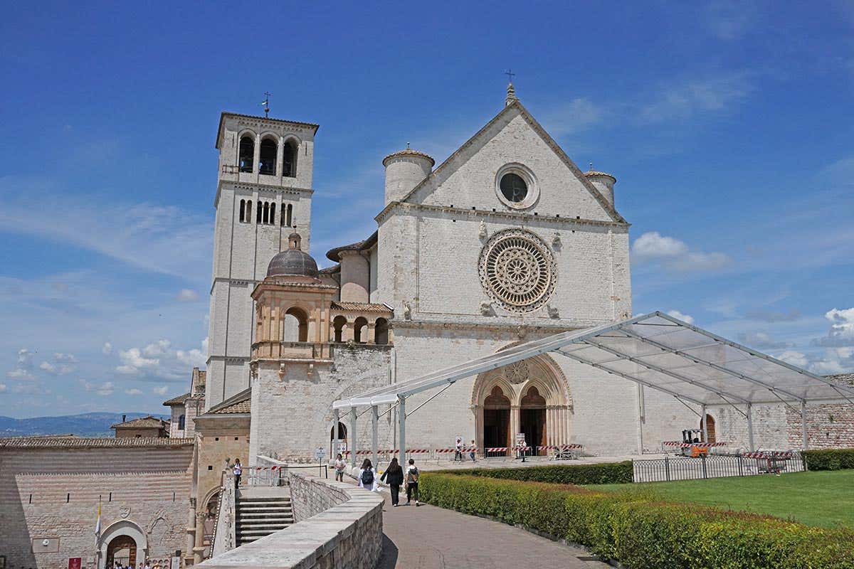 Asís, la ciudad de San Francisco de Asís cuenta con la basílica de San Francesco, una de las más hermosas de Italia. Créditos: Mochileando por el mundo