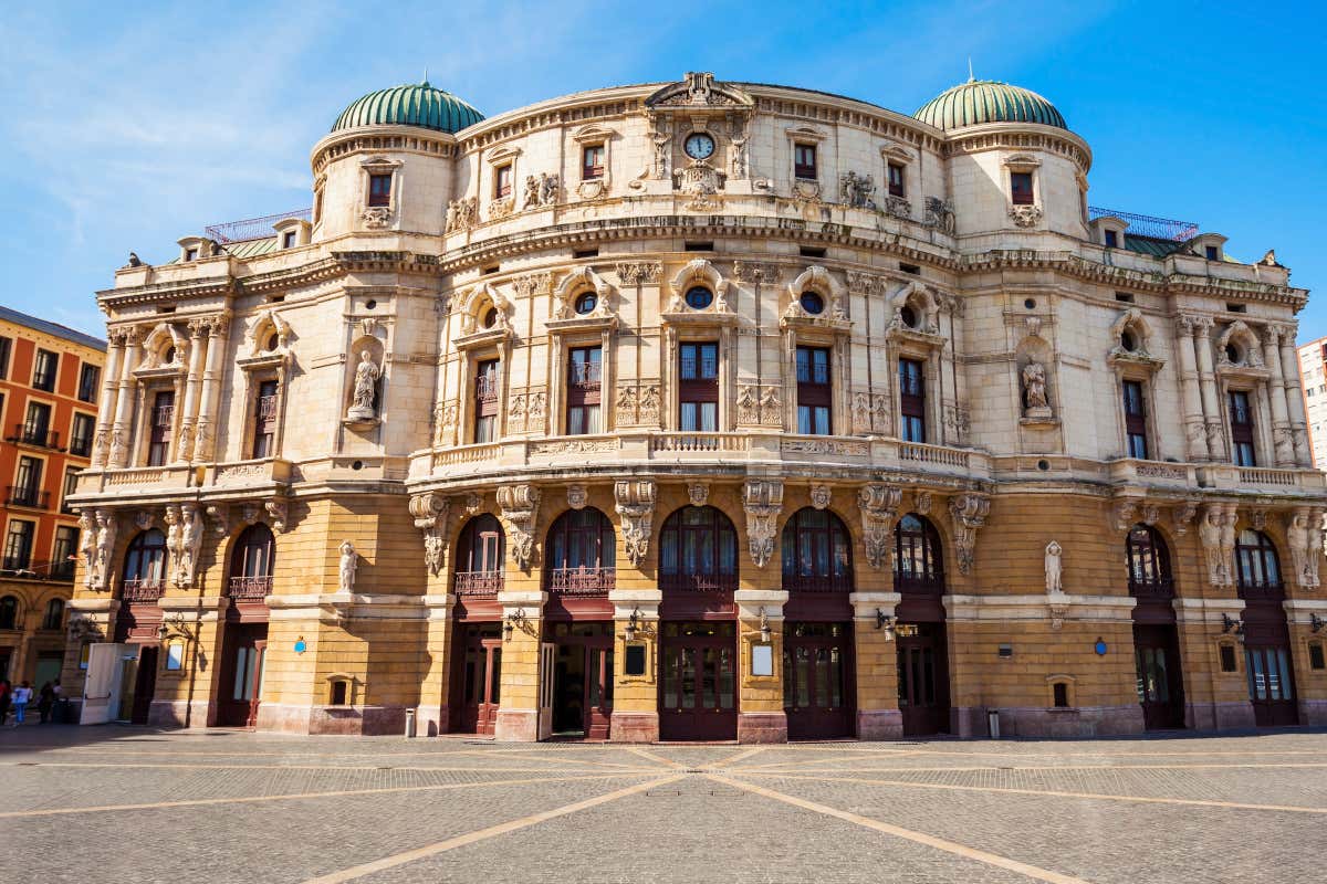 Fachada del Teatro Arriaga, uno de los monumentos imprescindibles que ver en Bilbao