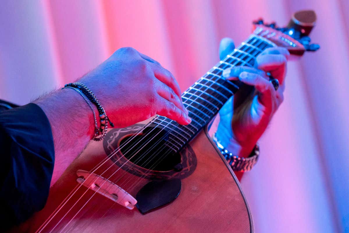 Detalle de unas manos tocando una guitarra