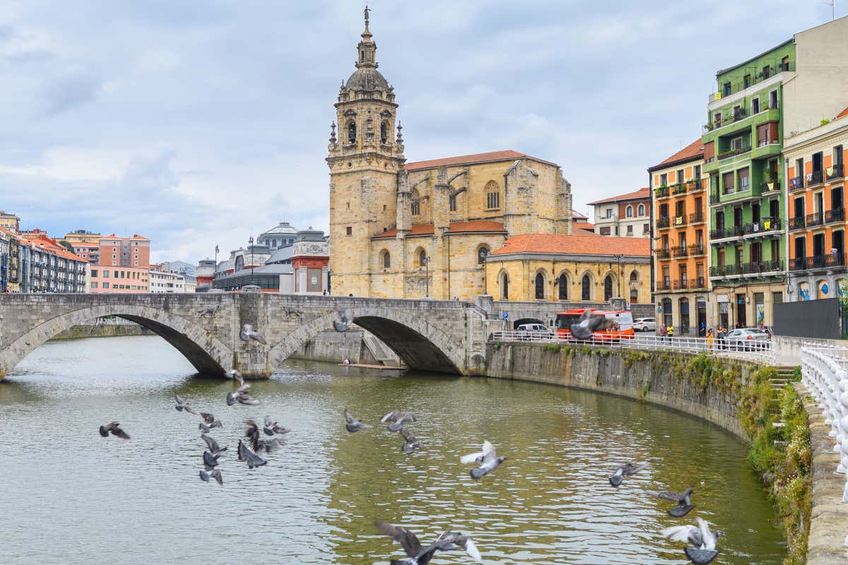 Vista de la iglesia medieval de San Antón, uno de los imprescindibles que ver en Bilbao