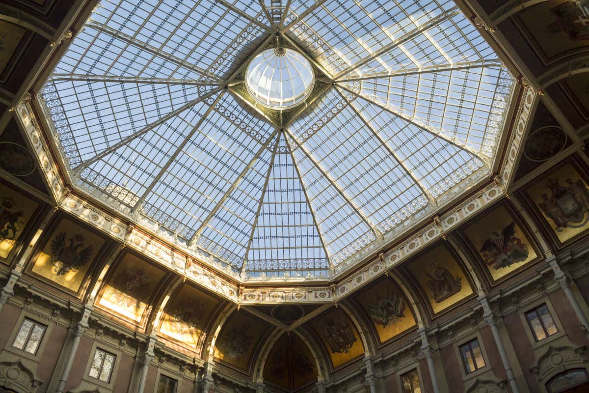 Cúpula de cristal en el interior de un palacete