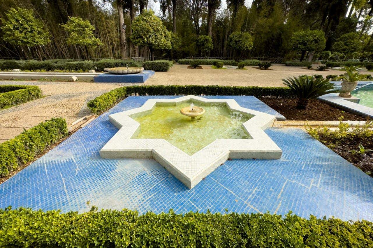 Una fuente en forma de estrella en medio de unos jardines en Fez
