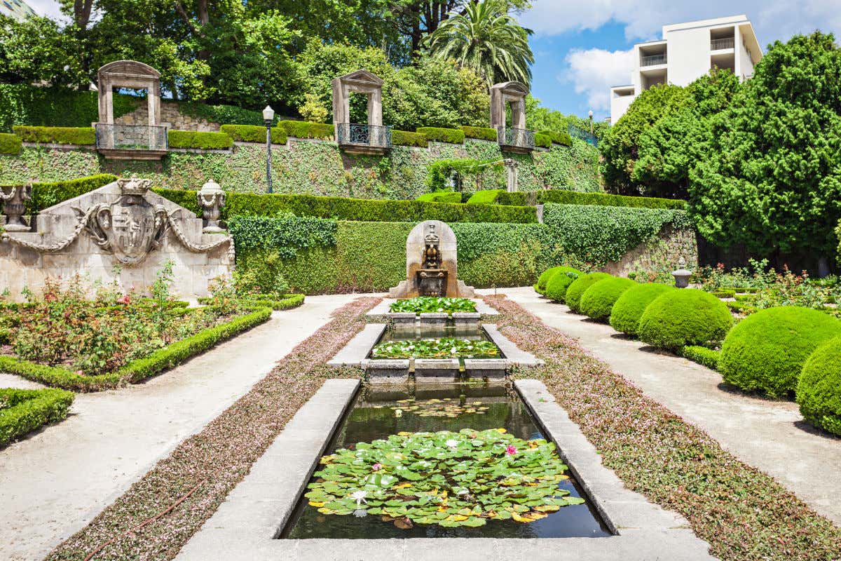 Unos jardines divididos en varios niveles y con una bonita fuente en su parte baja