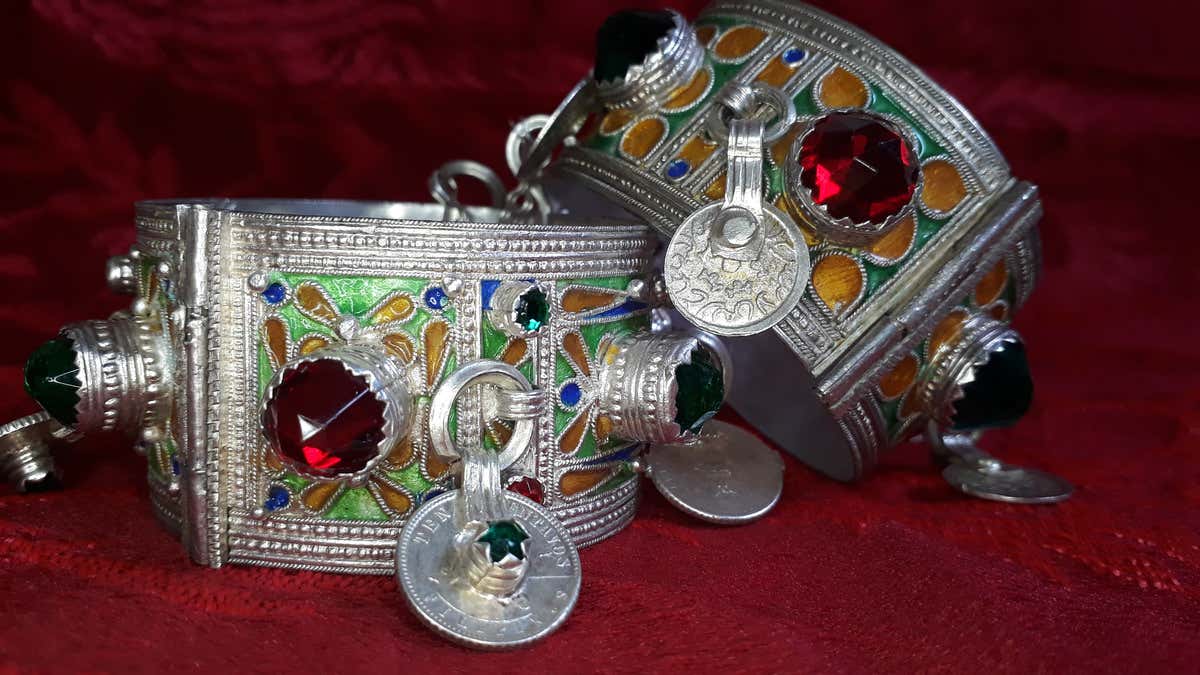 Detalle de unas joyas bereber expuestas en la vitrina de un museo