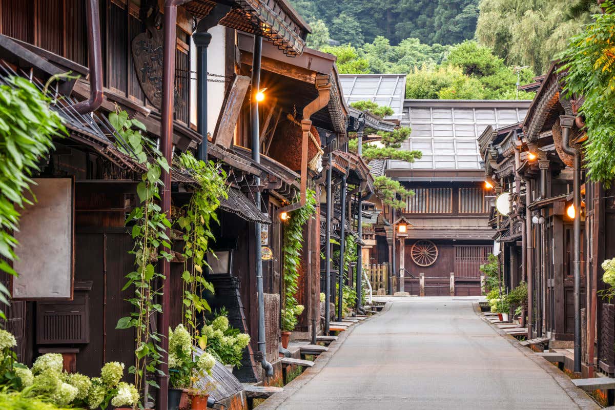 Una calle antigua rodeada de casas de madera en la ciudad de Takayama, en Japón