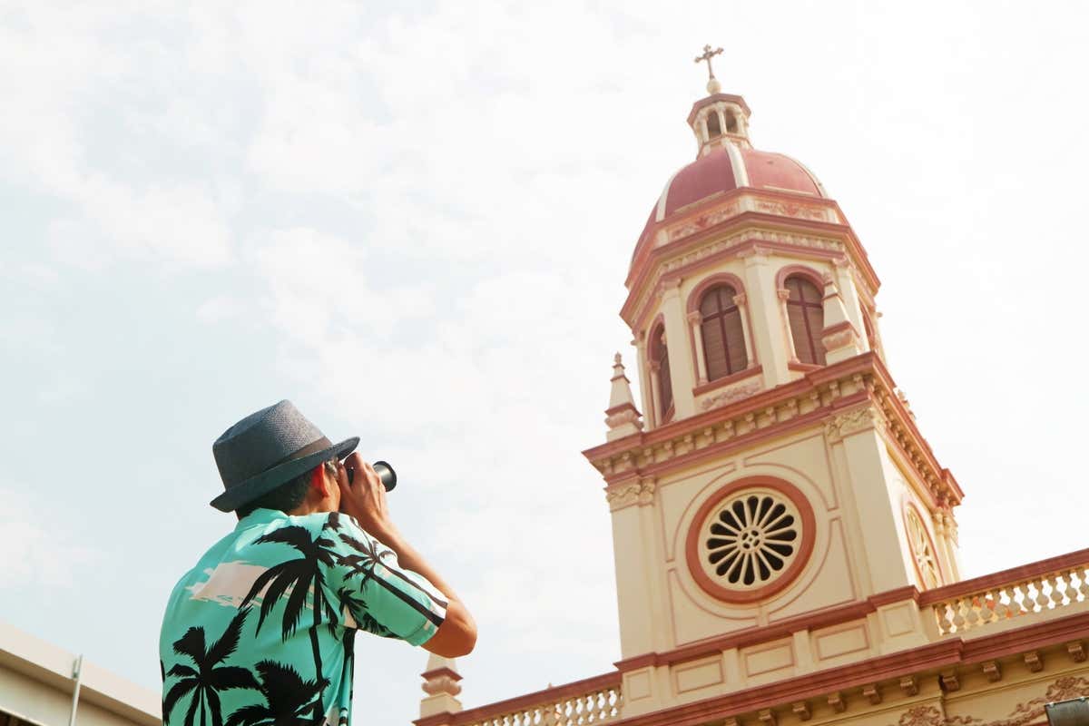 Un turista hace una foto a una iglesia de Kudi Chin, el barrio portugués de Bangkok