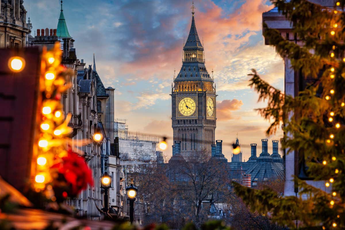El Big Ben de Londres en la lejanía y con varias luces de Navidad y farolas iluminando el camino hasta el monumento
