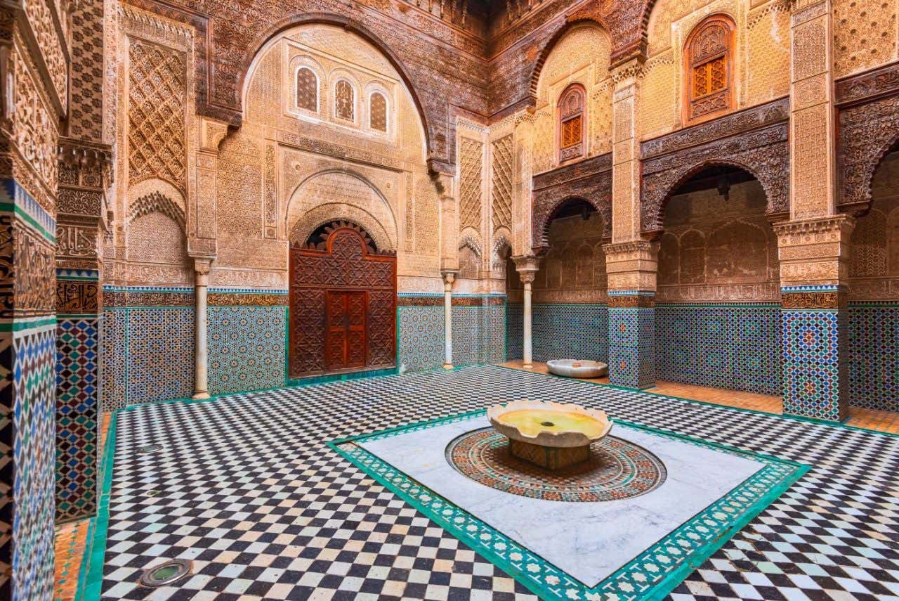 Un patio interior de azulejos de colores y ornamentos