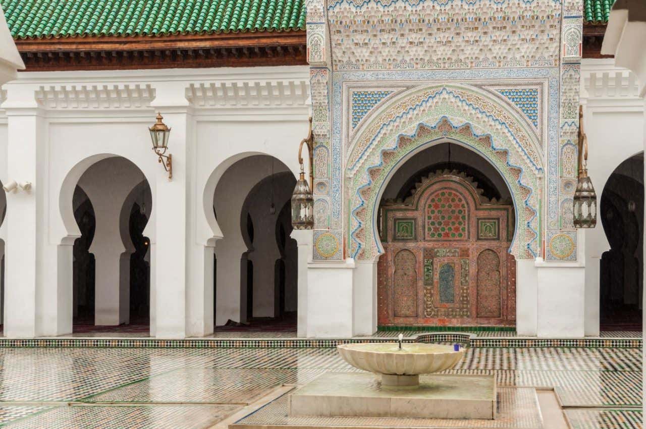 Patio interior de la madrasa de Bou Inania donde se aprecian arcos y mosaicos