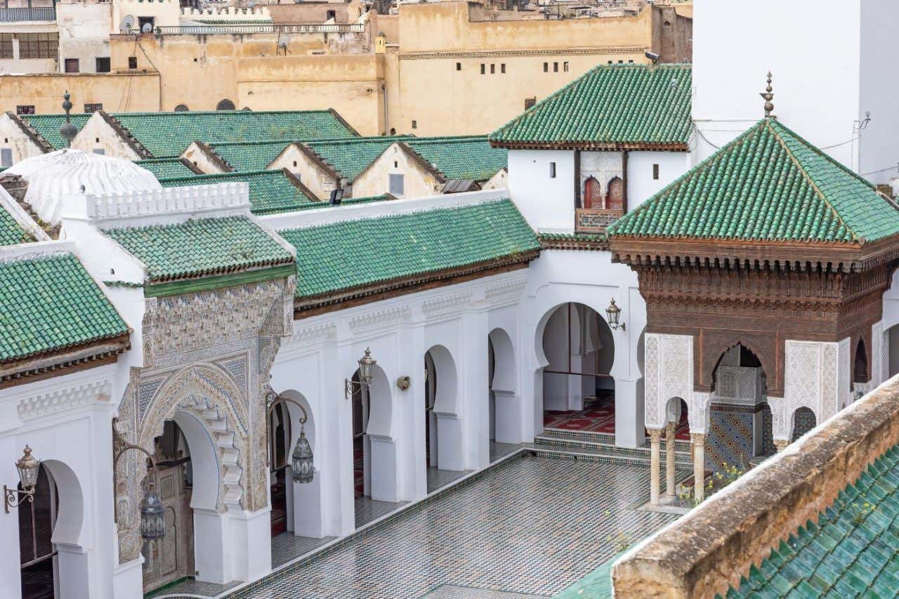 Vista panorámica de una mezquita de azules de varios colores en su patio