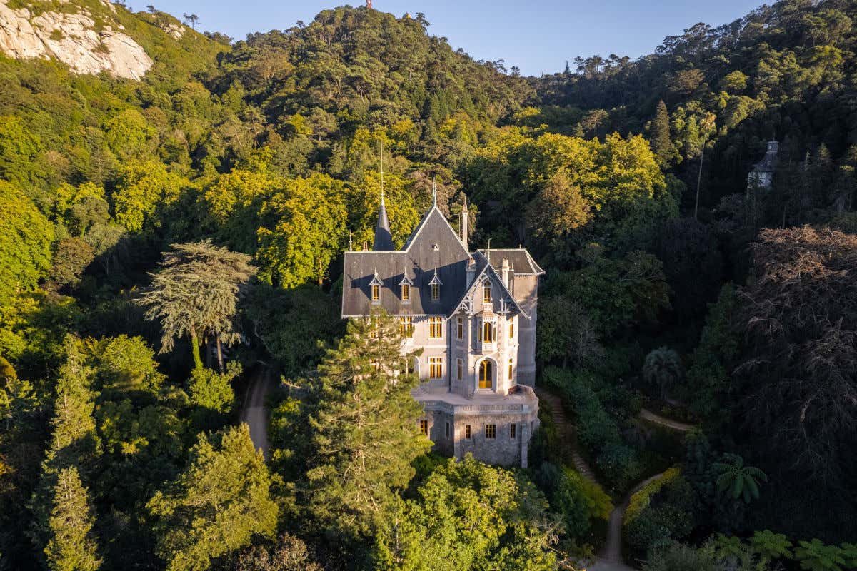 Un palacio rodeado de vegetación en mitad de un bosque y sin edificios cercanos