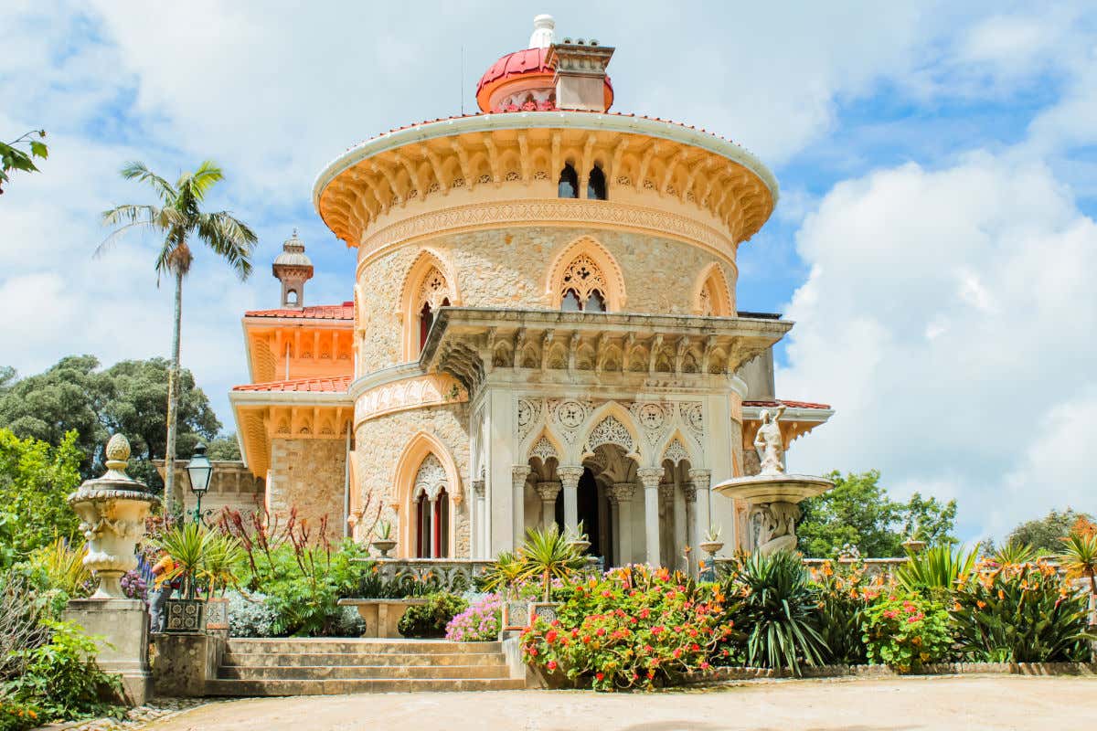Un monumento imprescindible que ver en Sintra, el palacio de Monserrate con una fachada de marcada influencia árabe y rodeado de fuentes y vegetación
