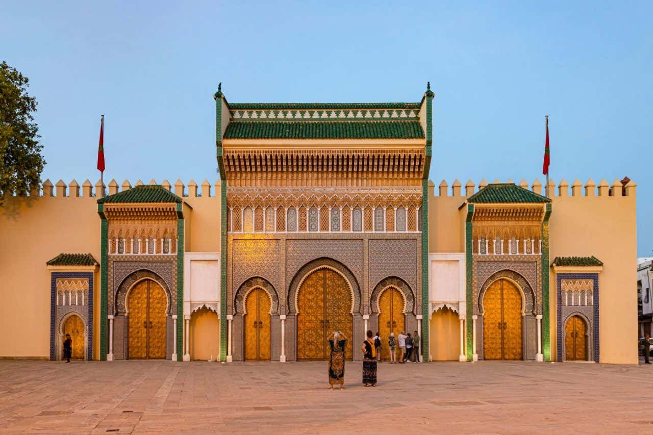 Un palacio marroquí con arcos en tonos dorados y azulejos verdes