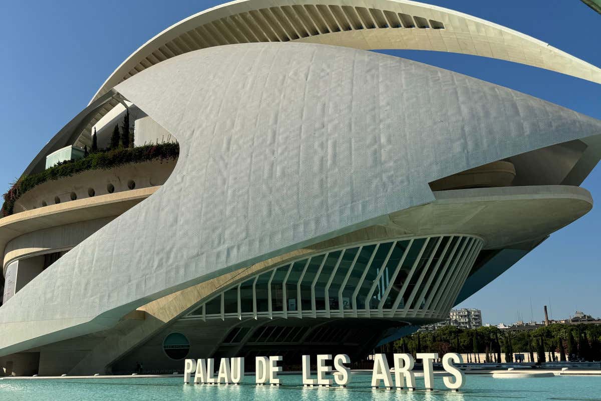 Panorámica del Palacio de Las Artes Reina Sofía o Palau de Les Arts de València, un edificio blanco con una pequeña fuente anexa
