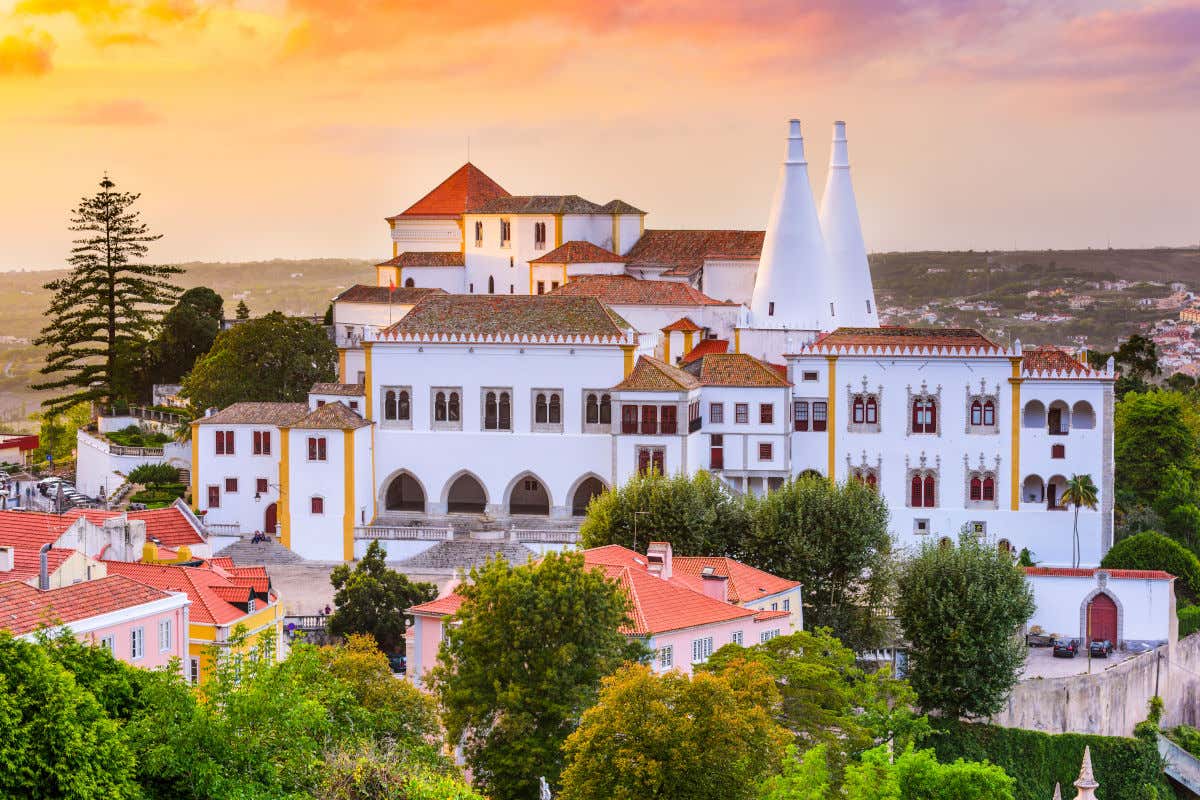Panorámica del Palacio Nacional de Sintra, un edificio ubicado sobre una colina y de un característico color blanco