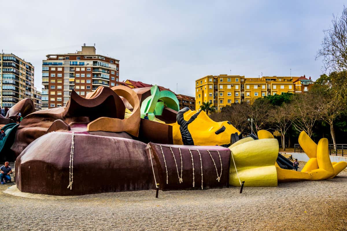 Un parque infantil, cuyos toboganes y zonas de escaladas tienen la forma de un pirata tumbado en el suelo
