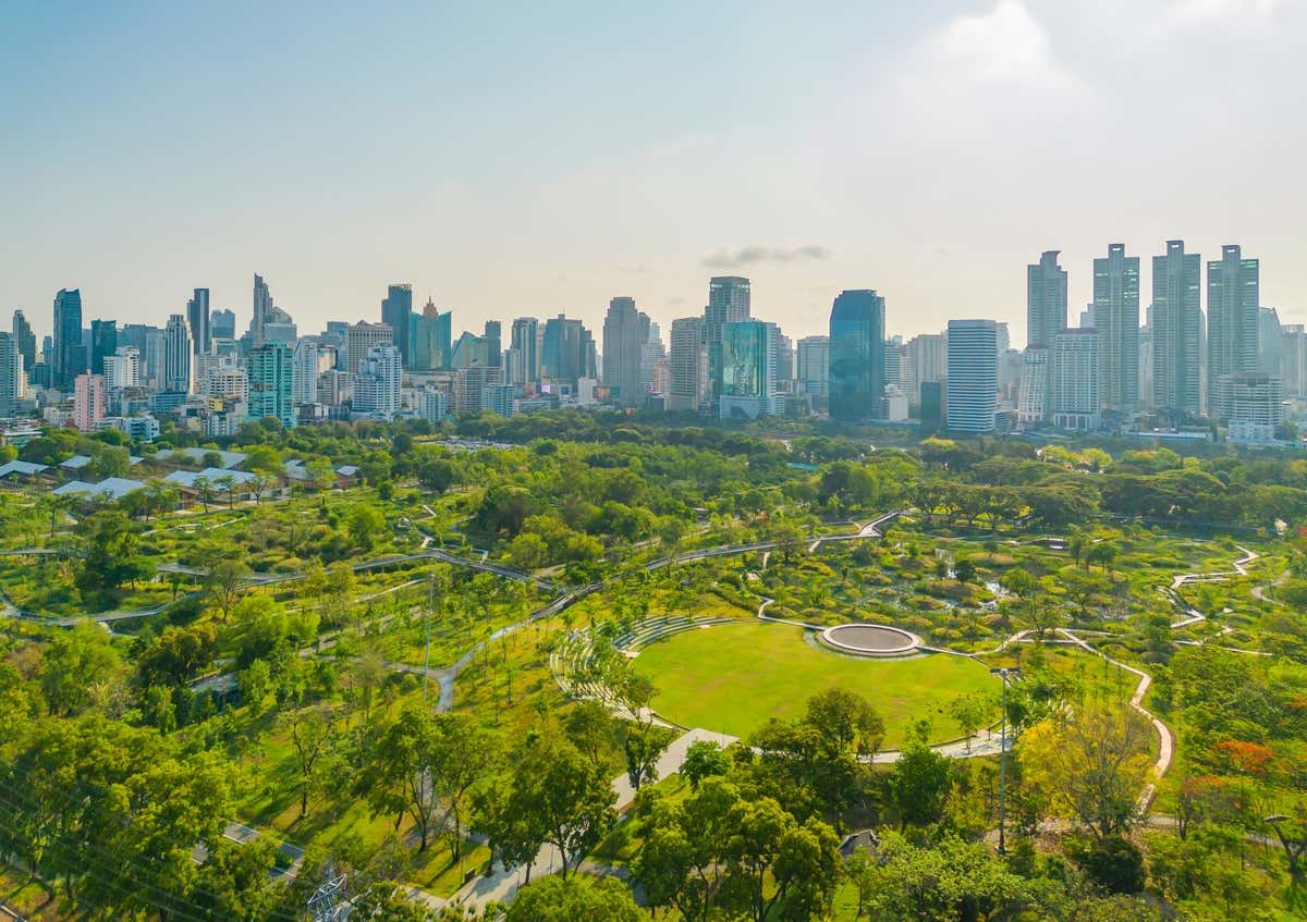 Vista panorámica del Parque Lumpini con el skyline de Bangkok de fondo