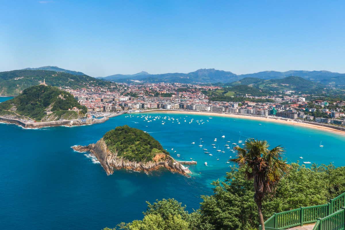 Vista aérea de la playa de La Concha de San Sebastián, con la isla de Santa Clara en primer término