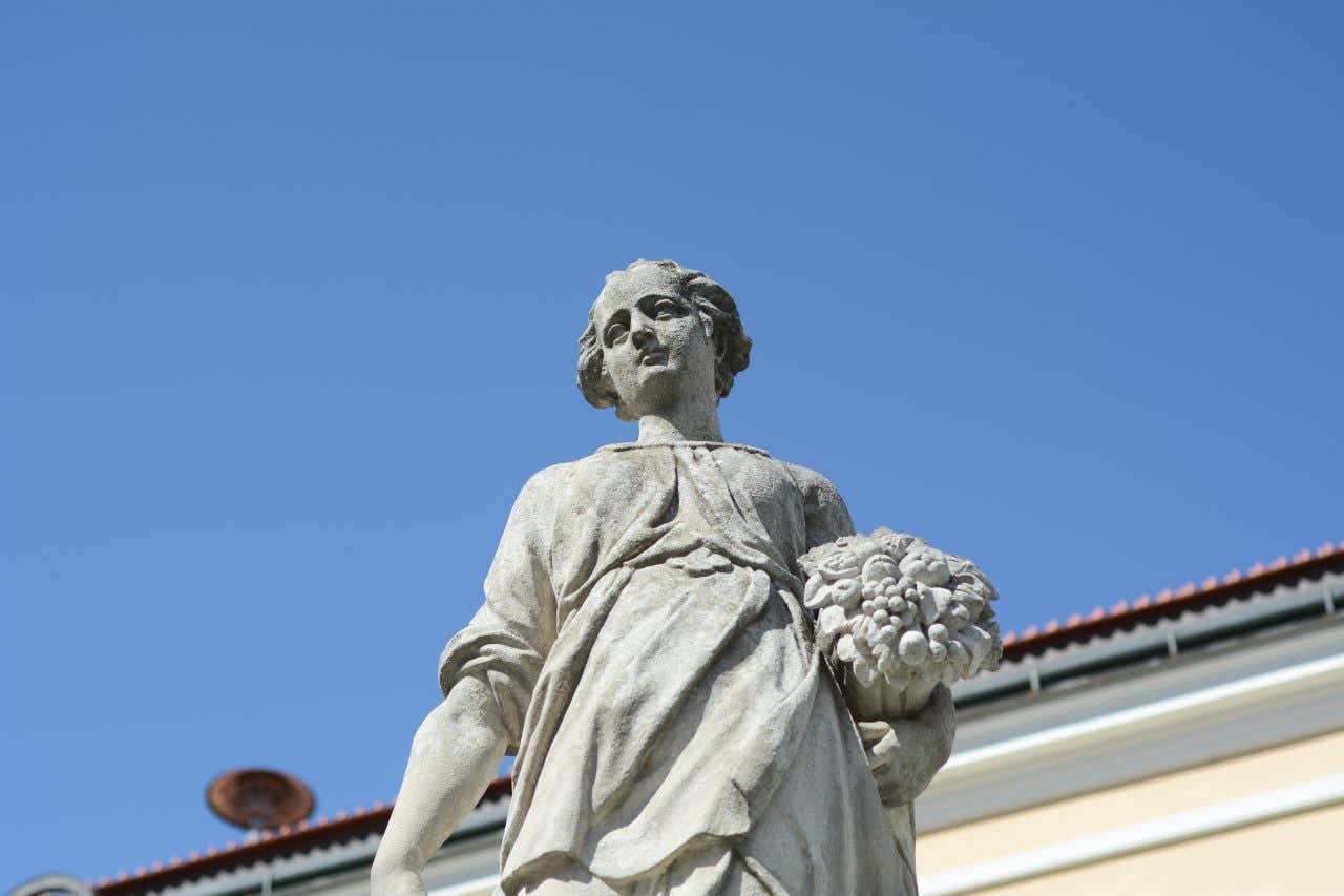 Una statua della dea Pomona in una piazza della Repubblica Ceca, sotto il braccio sinistro regge un corno colmo di frutta, essendo la dea dei frutti a cui molti credono venisse dedicata una festa proprio il giorno di Halloween moderno