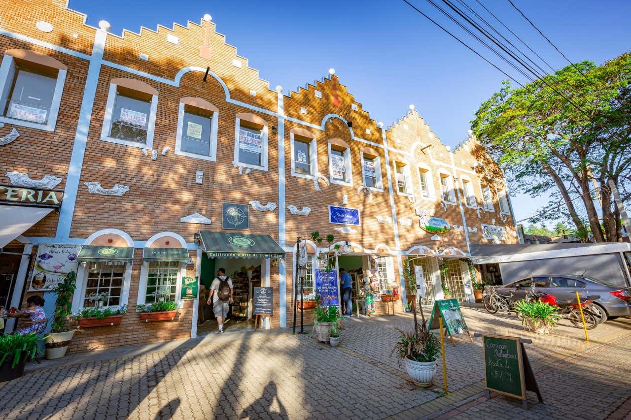 Edifícios em estilo holandês de tijolinhos com estabelecimentos comerciais