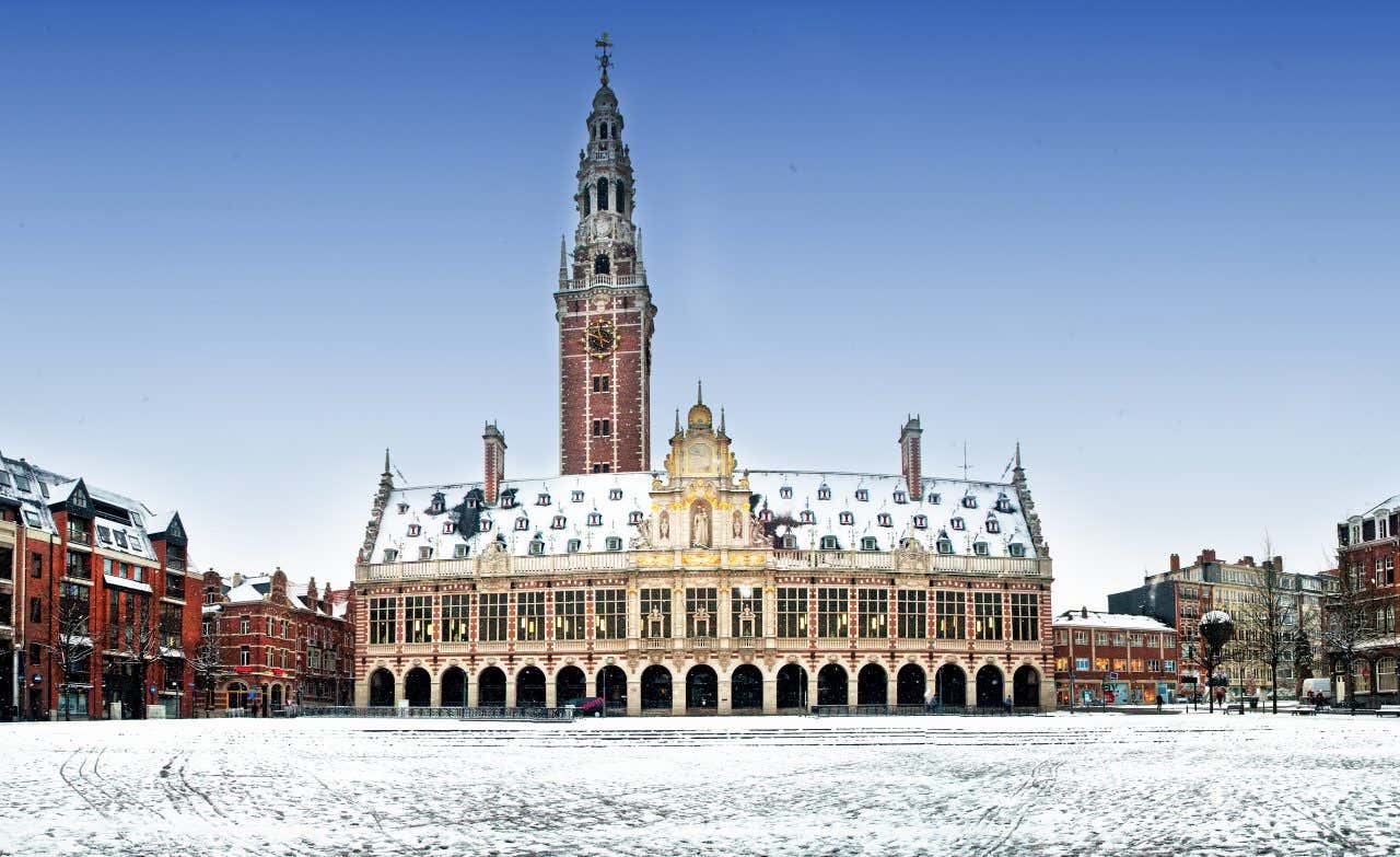 Bibliothèque de Louvain sous la neige, une visite à faire absolument en Belgique