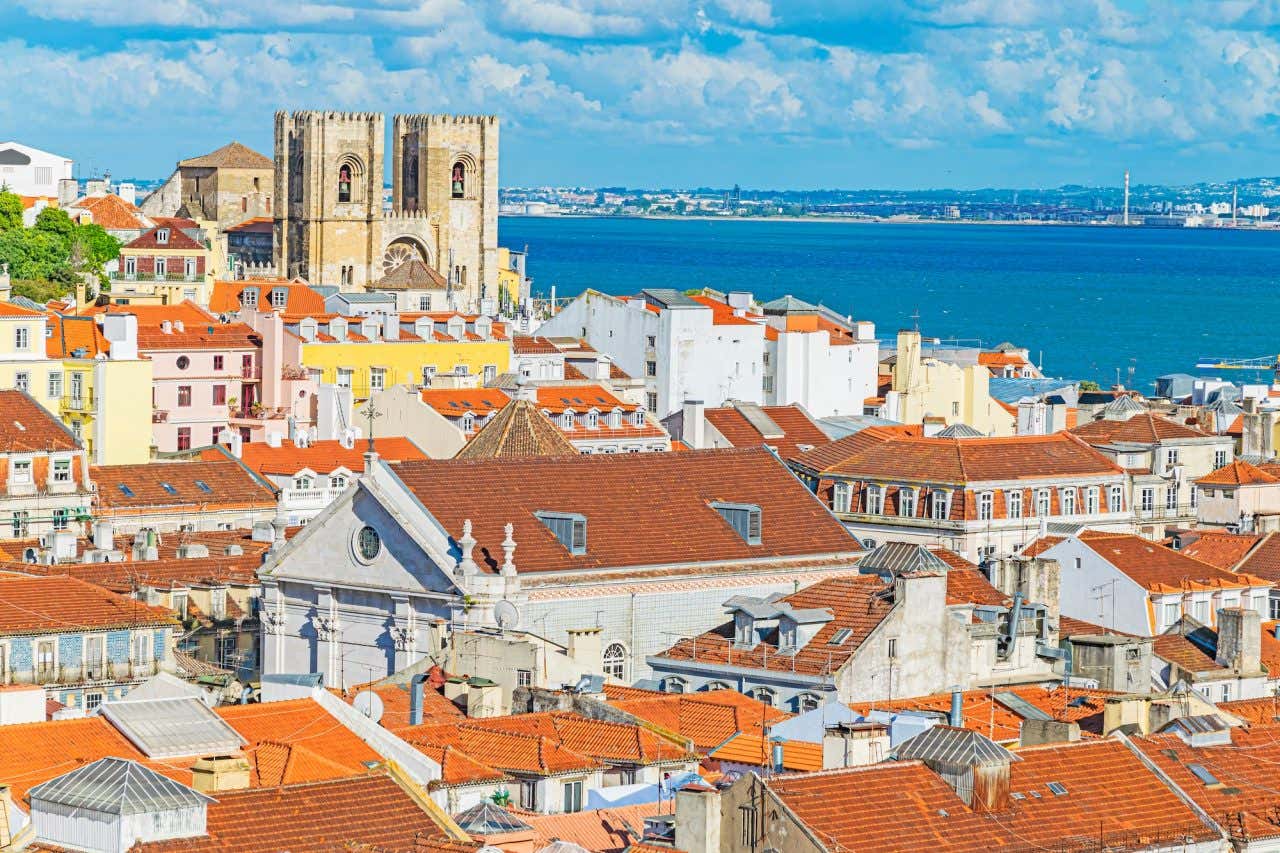 Panorâmica de Lisboa com o Elevador de Santa Justa ao fundo ao lado do rio Tejo
