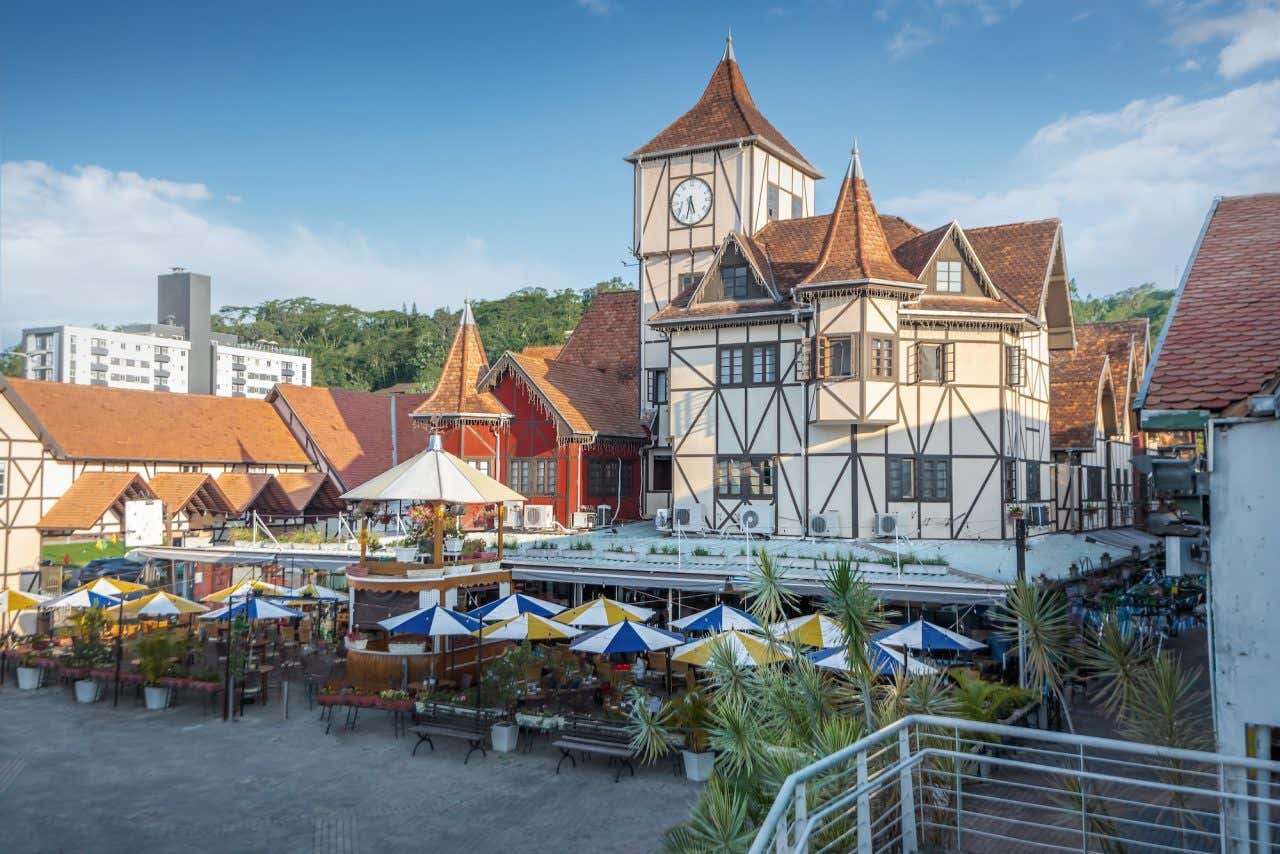 Parque Vila Germânica, onde acontece a Oktoberfest, com construções em estilo enxaimel