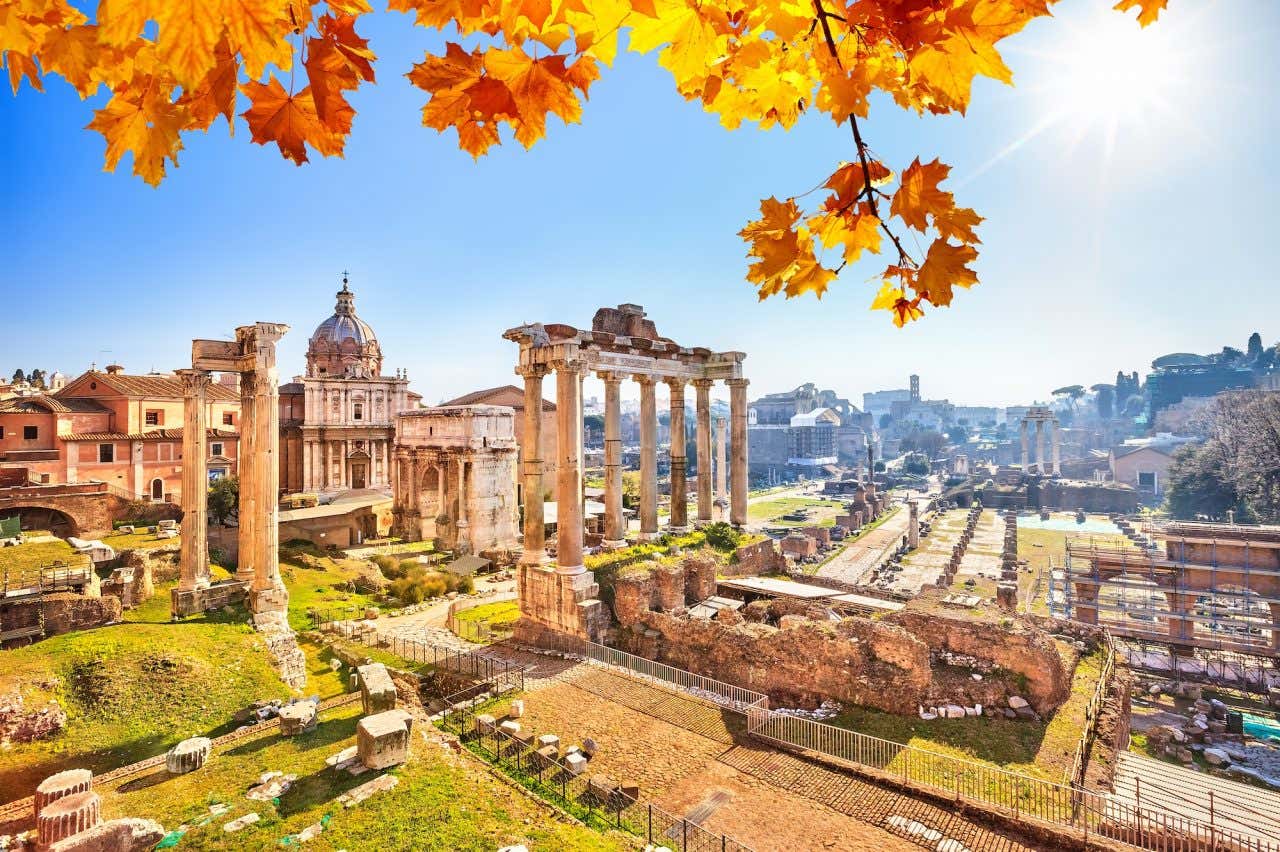 Panorâmica de vestígios arqueológicos em Roma