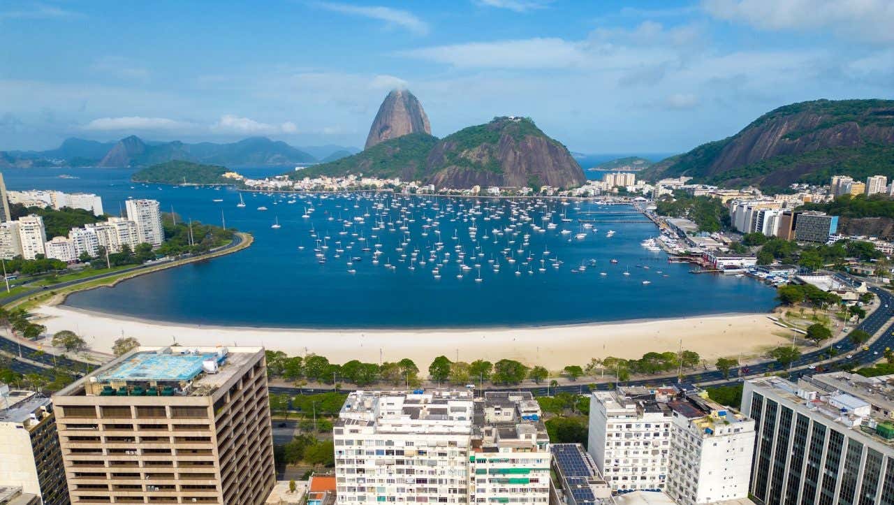 Vista aérea da Praia de Botafogo e do Pão de Açúcar ao fundo