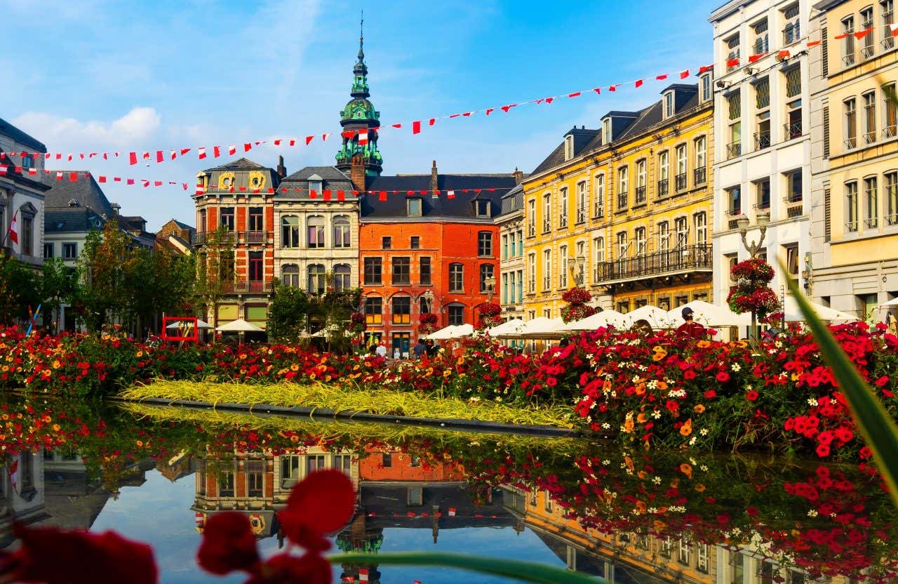 Grand-Place de Mons en été, décorée de milliers de fleurs