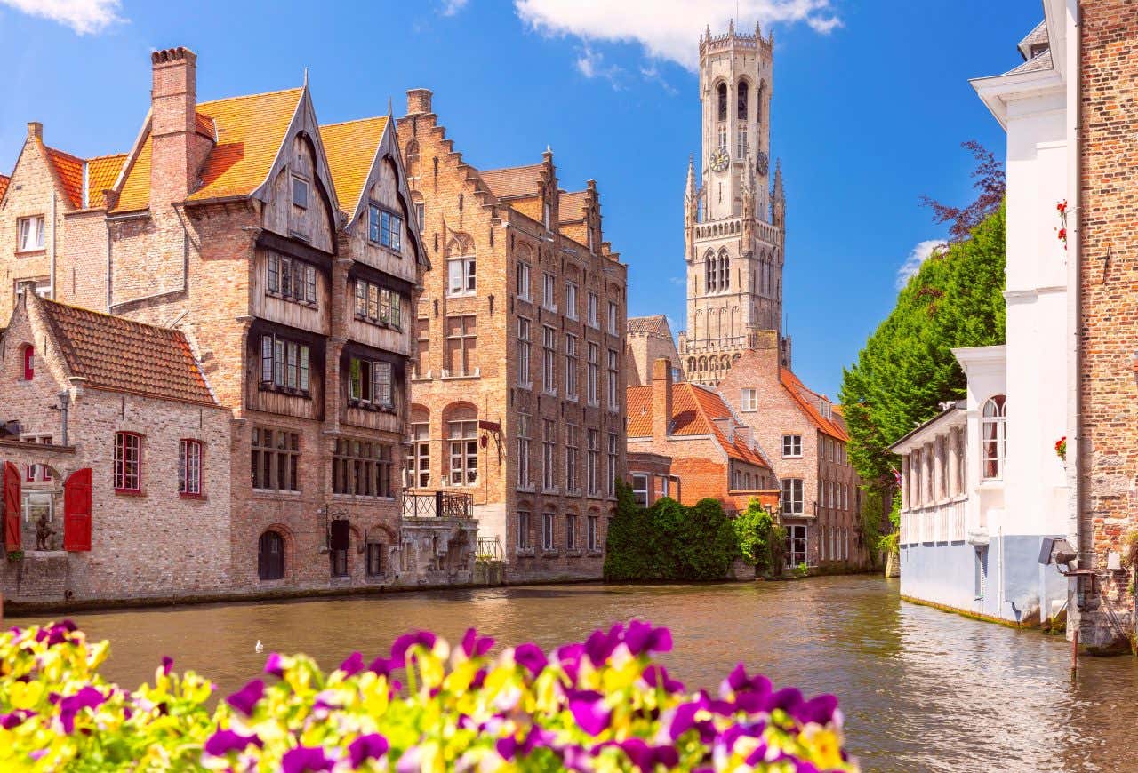 Ville historique de Bruges, au bord d'un canal