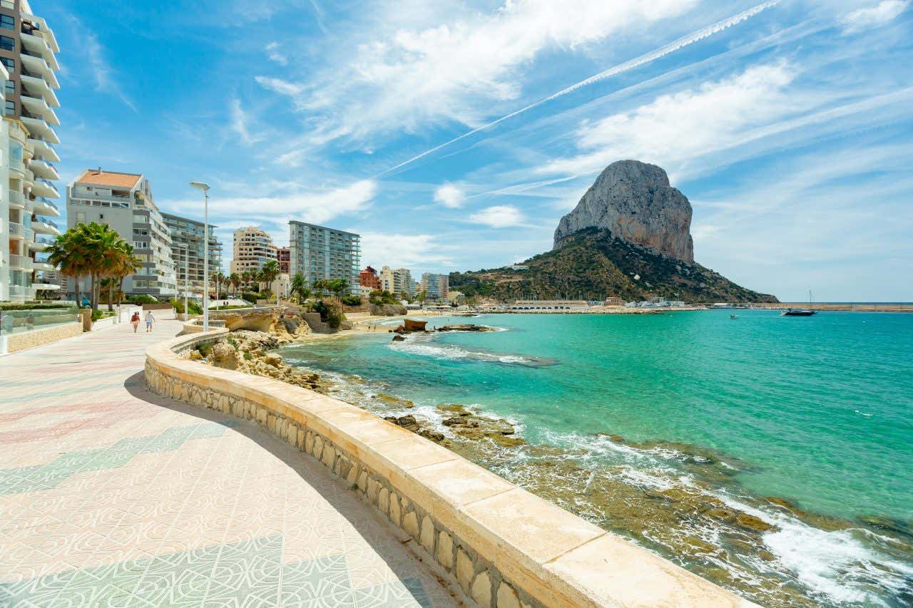 Lungomare di Calpe in Spagna con vista sul Mar Mediterraneo e sul grande promontorio roccioso Peñón de Ifach, una formazione naturale alta oltre 300 metri simbolo della Costa Blanca