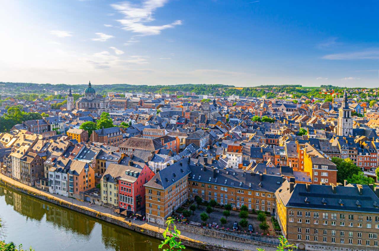 Vue aérienne sur Namur, une ville incontournable où faire une visite en Belgique