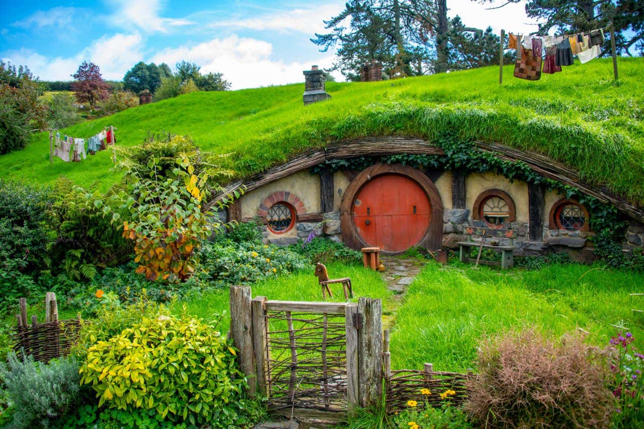Maison de hobbit à Hobbiton, en Nouvelle-Zélande, une destination idéale où partir en novembre