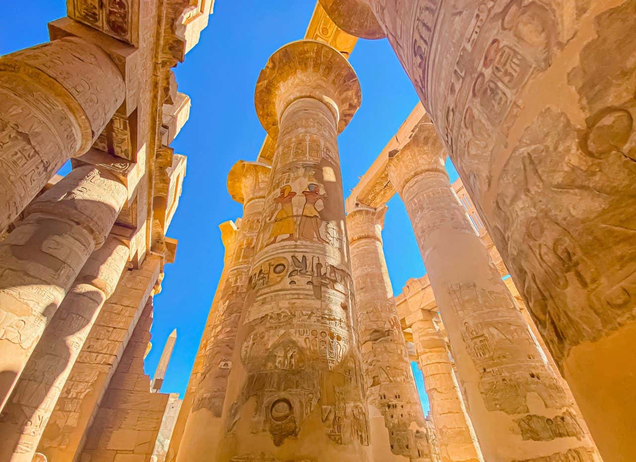 Photo prise en contre-plongée des colonnes du temple de Karnak en Égypte, une destination idéale où partir en novembre