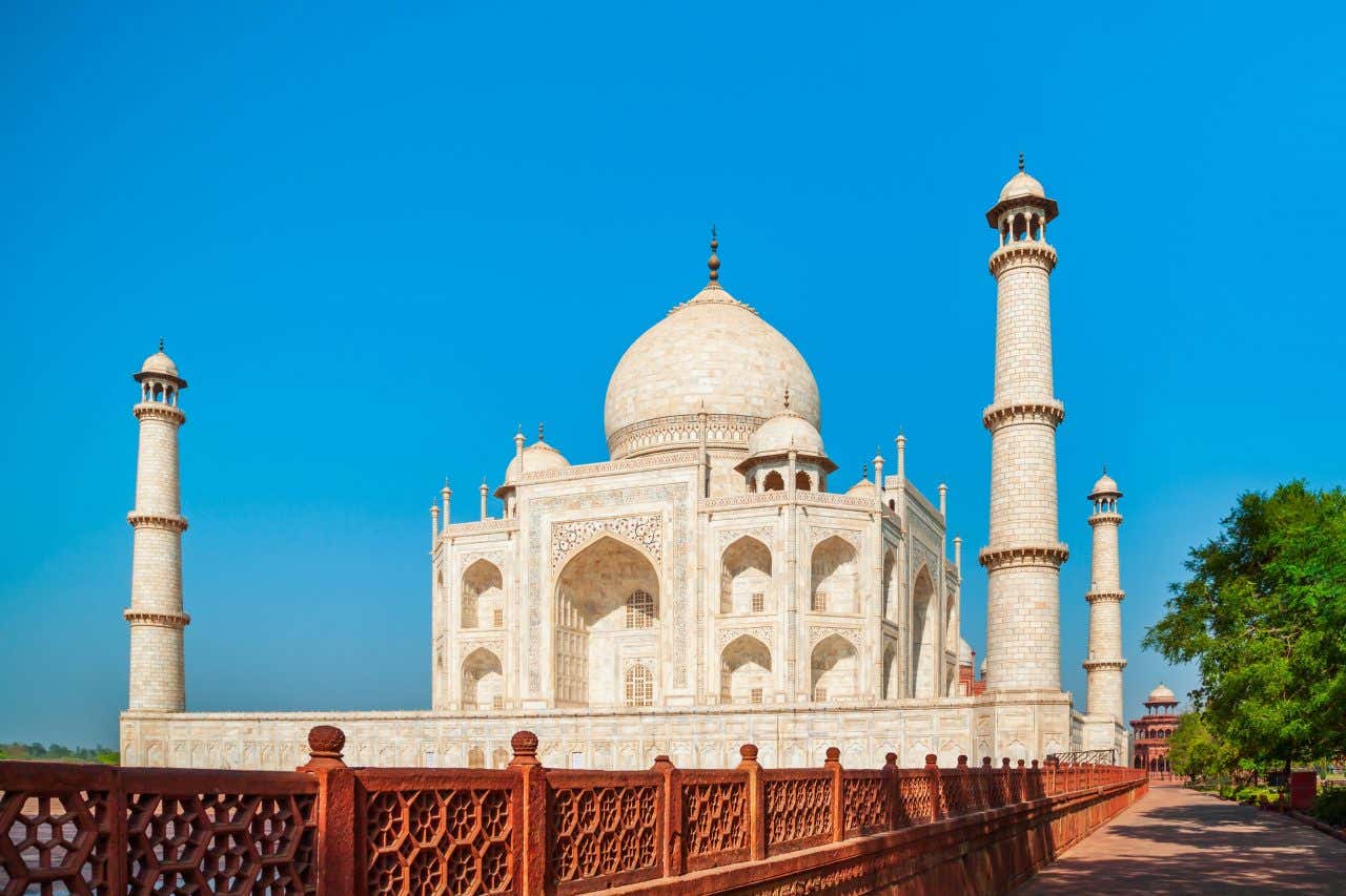 La facciata del Taj Mahal vista da lontano in una giornata di sole