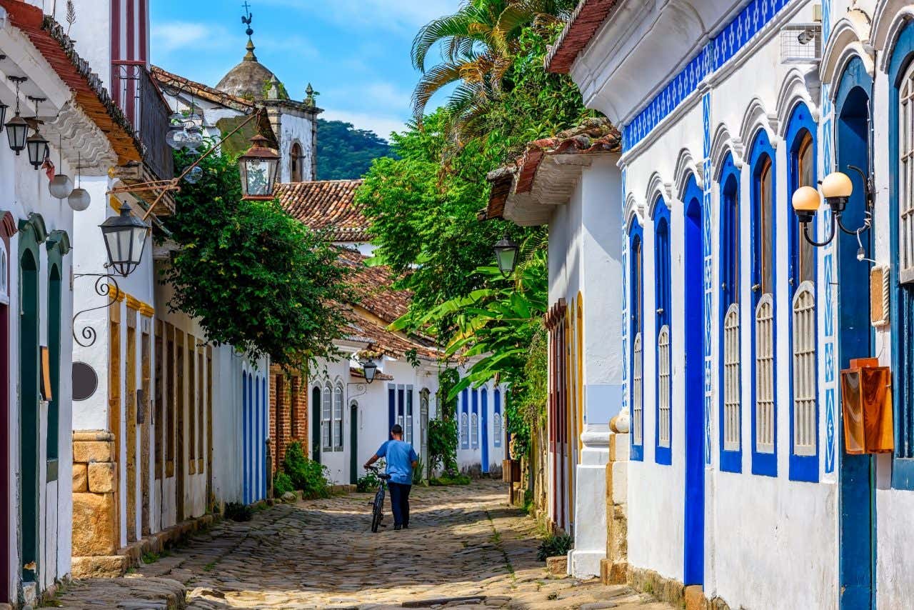 Rua antiga e aconchegante do centro histórico de Paraty, Rio de Janeiro, Brasil. Paraty é um município preservado da época colonial portuguesa e imperial brasileira.