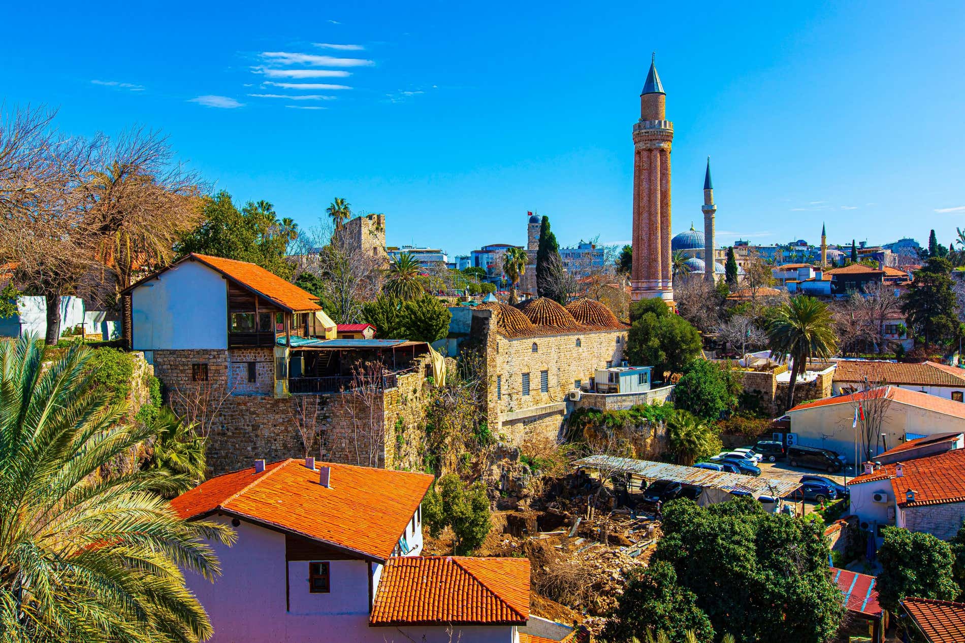 Vista su Kaleiçi, il centro storico di Antalya, con case e minareti